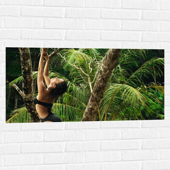 Muursticker - Vrouw Poserend bij Palmbomen in de Jungle - 100x50 cm Foto op Muursticker