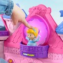 Kind duwt op een verlichte cirkel met prinses Cinderella op het balkon van een roze Little People kasteel.