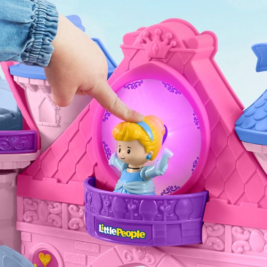 Kind duwt op een verlichte cirkel met prinses Cinderella op het balkon van een roze Little People kasteel.