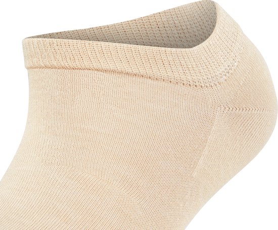Close-up van een beige Falke Active Breeze sneakersok, met textuur en een zachte boord.