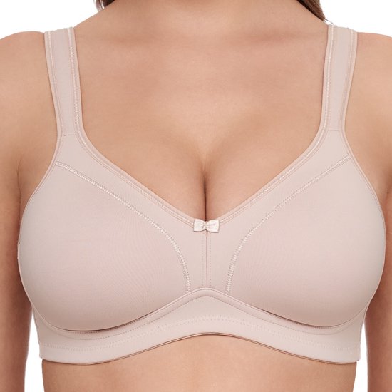 Nude bh met verstelbare bandjes, strikje middenvoor. Gladde stof, naadjes op de cups.