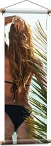 Affiche textile - Vue de dos d'une femme en bikini au bord de la mer avec une feuille de palmier - 30x90 cm Photo sur textile