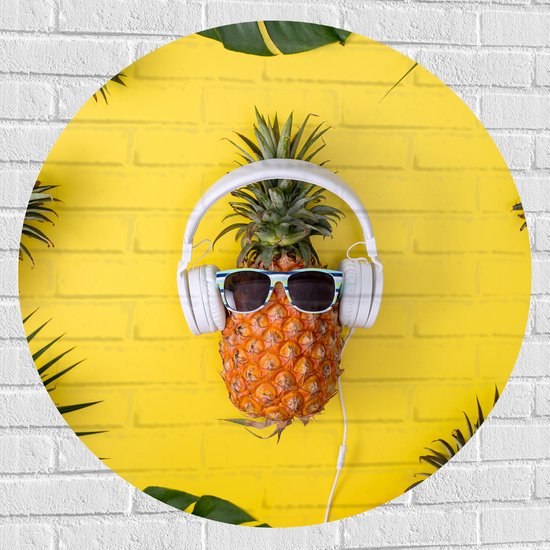 Muursticker Cirkel - Ananas met Witte Headset op Felgele Achtergrond - 90x90 cm Foto op Muursticker