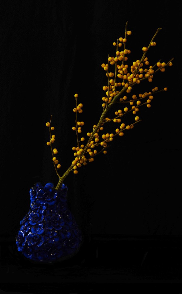 WyArt - Kunst aan de muur - bloemen - blauwe vaas met gele bes tak - 800x1200 - glas - 4mm