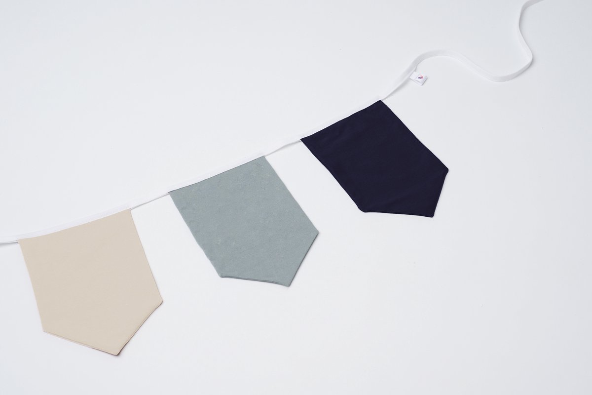 Vlaggenlijn van stof | Foggy Mountains - 2 meter / 6 vlaggetjes - Donker Blauwe, Licht blauwe, Beige wimpel vlaggetjes - Verjaardag slinger / Babykamer decoratie - Stoffen slingers handgemaakt & duurzaam