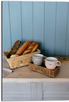 Dibond - Mand met Broodjes en Koffie op Kast - 50x75 cm Foto op Aluminium (Wanddecoratie van metaal)