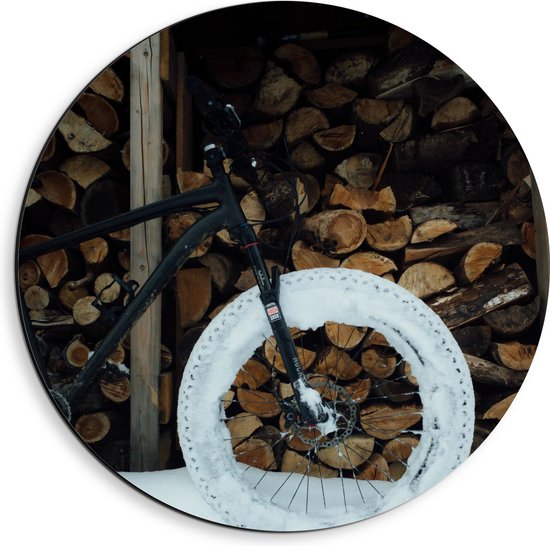 Dibond Muurcirkel - Zwarte Fiets Geparkeerd voor Houtstapel in de Sneeuw - 40x40 cm Foto op Aluminium Muurcirkel (met ophangsysteem)