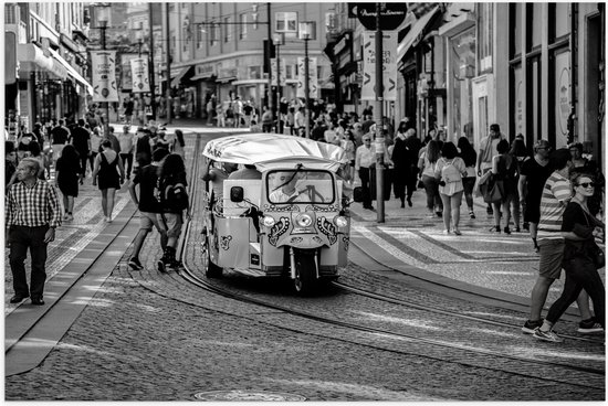 Poster Glanzend – Tuktuk Rijdend door de Straten van Nederlandse Stad (Zwart- wit) - 75x50 cm Foto op Posterpapier met Glanzende Afwerking