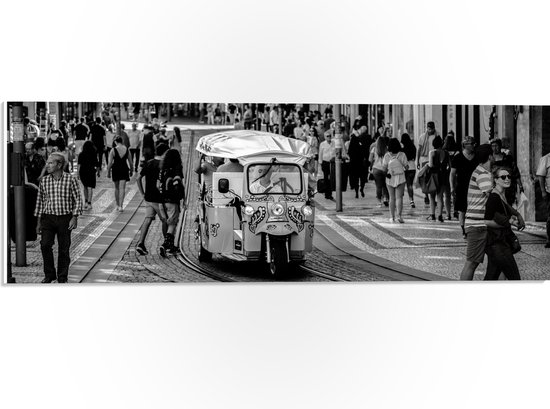 PVC Schuimplaat- Tuktuk Rijdend door de Straten van Nederlandse Stad (Zwart- wit) - 60x20 cm Foto op PVC Schuimplaat