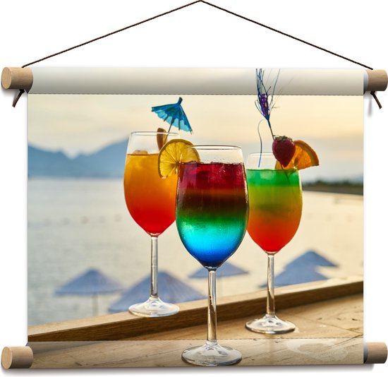 Textielposter - Kleurrijke Cocktails met Uitzicht op Zee - 40x30 cm Foto op Textiel