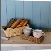 Dibond - Mand met Broodjes en Koffie op Kast - 80x80 cm Foto op Aluminium (Wanddecoratie van metaal)