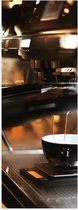 Poster Glanzend – Foto van Koffiekopje onder Professioneel Koffiezetapparaat - 20x60 cm Foto op Posterpapier met Glanzende Afwerking