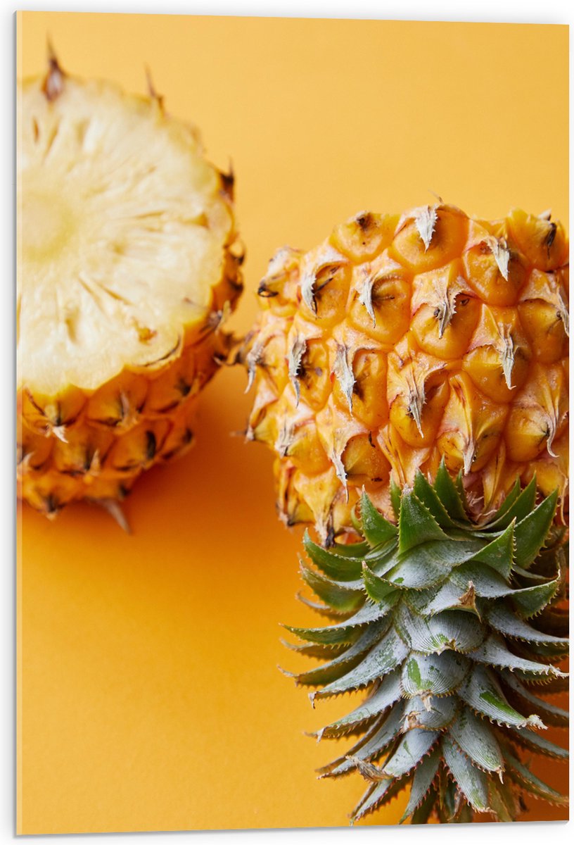 Acrylglas - Ananas in Tweeën met Gele Achtergrond - 50x75 cm Foto op Acrylglas (Met Ophangsysteem)