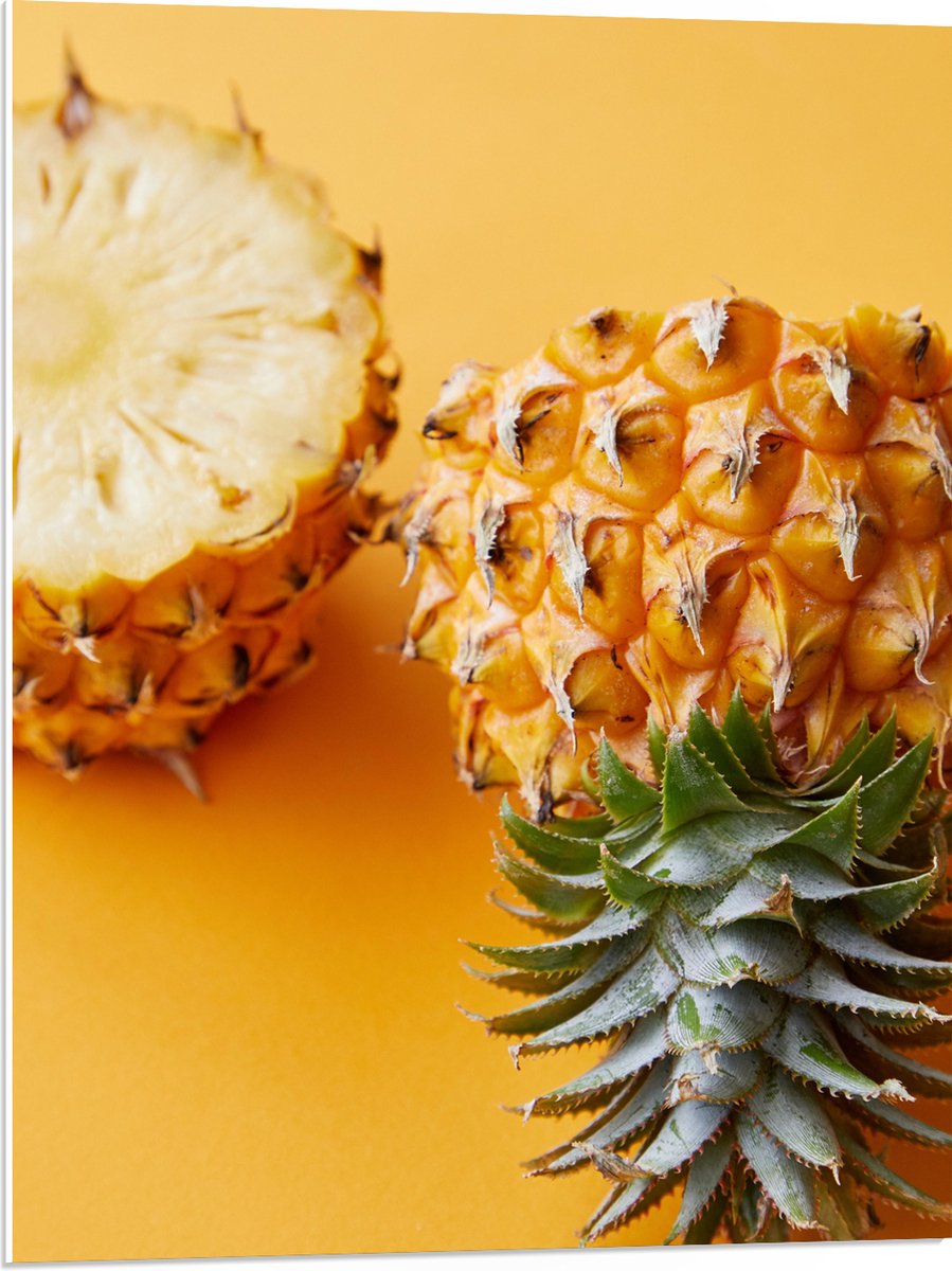 PVC Schuimplaat- Ananas in Tweeën met Gele Achtergrond - 60x80 cm Foto op PVC Schuimplaat