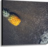 Canvas - Ananas op het Strand met Zee - 100x100 cm Foto op Canvas Schilderij (Wanddecoratie op Canvas)