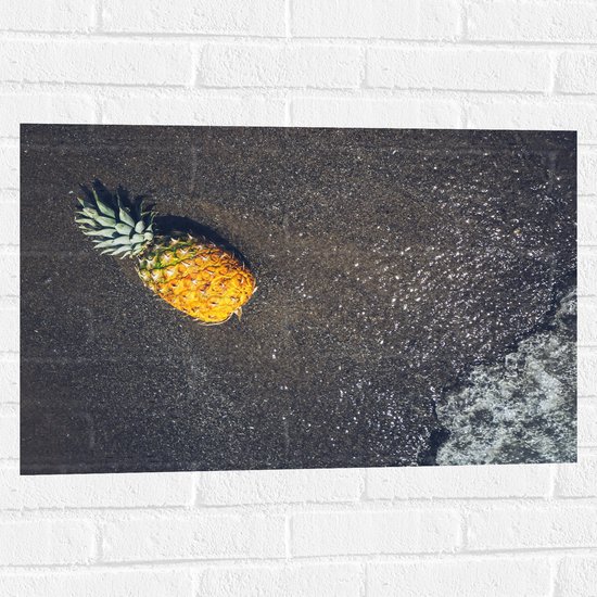 Muursticker - Ananas op het Strand met Zee - 75x50 cm Foto op Muursticker