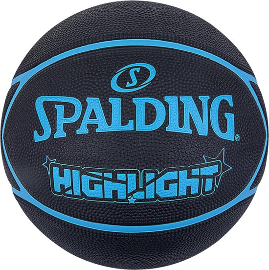 Spalding Highlight basketbal in zwart met lichtblauwe lijnen en logo. Geschikt voor buitengebruik.