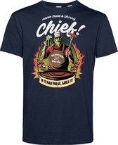 T-shirt Never Trust A Skinny Chief | Vaderdag cadeau | Vaderdag cadeau met tekst | Bbq schort mannen | Navy | maat M
