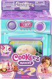 Grote afbeelding van een paars-turquoise oven, met een bruine pluche donut in de oven. Met de tekst 'Cookeez Makery', 'Mix+Mix', 'Warm & Geurend'.