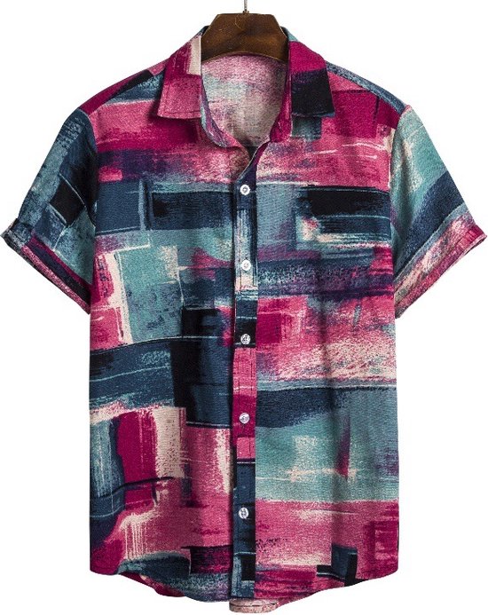 Klassiek overhemd met korte mouwen en een abstracte print van roze, blauwe en groene blokken. Het overhemd is geknoopt met witte knopen.