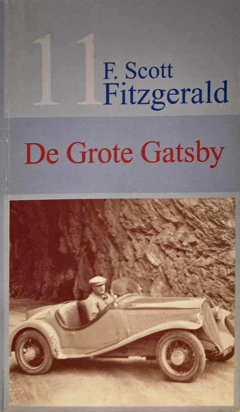 Boekomslag "De Grote Gatsby" van F. Scott Fitzgerald. Een man in retro auto voor een rotswand.