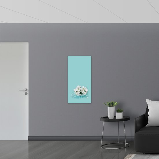 Hout - Foto van Beeld van Witte Fiets Vol Bloemblaadjes tegen Lichtblauwe Achtergrond - 50x100 cm - 9 mm dik - Foto op Hout (Met Ophangsysteem)