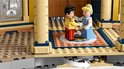 Prinses Assepoester danst met de prins in het LEGO Disney Kasteel, bij een draaiend podium.