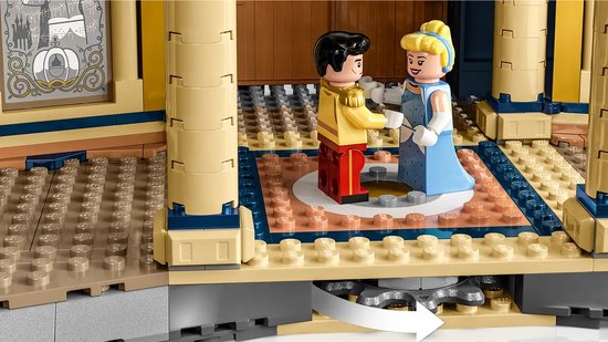 Prinses Assepoester danst met de prins in het LEGO Disney Kasteel, bij een draaiend podium.