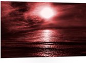 PVC Schuimplaat - Rode Gloed in de Lucht boven Kalme Zee - 105x70 cm Foto op PVC Schuimplaat (Met Ophangsysteem)