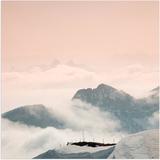 Poster Glanzend – Bergen - Sneeuw - Wolken - Wit - 80x80 cm Foto op Posterpapier met Glanzende Afwerking