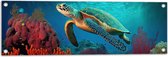 Tuinposter – Schilderij van Zeeschildpad Zwemmend tussen het Koraal op de Zeebodem - 90x30 cm Foto op Tuinposter (wanddecoratie voor buiten en binnen)