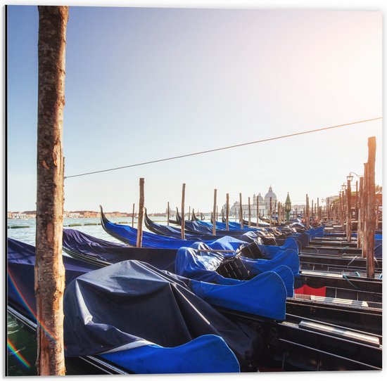 Dibond - Blauwe Gondels op de Zee bij Venetië op Zonnige Dag - 50x50 cm Foto op Aluminium (Met Ophangsysteem)