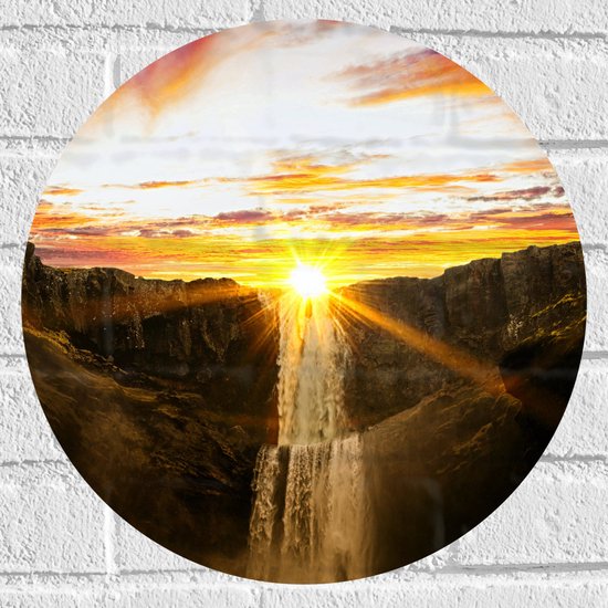 Muursticker Cirkel - Bergen - Persoon - Lucht - Waterval - Zon - 40x40 cm Foto op Muursticker