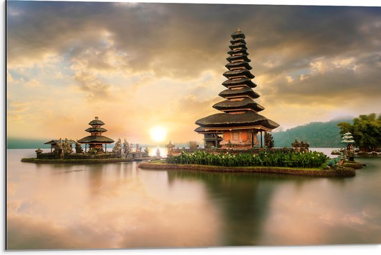 Dibond - Pura Ulun Danu Bratan Tempel op Eilanden in het Water in Indonesië - 75x50 cm Foto op Aluminium (Wanddecoratie van metaal)