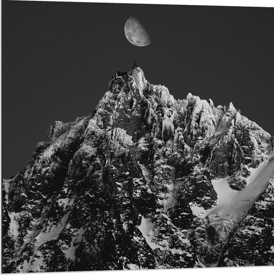 Dibond - Bergen - Sneeuw -Maan - Zwart - Wit - 80x80 cm Foto op Aluminium (Wanddecoratie van metaal)