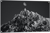 Tuinposter – Bergen - Sneeuw -Maan - Zwart - Wit - 105x70 cm Foto op Tuinposter (wanddecoratie voor buiten en binnen)