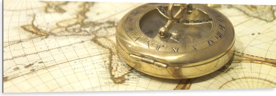 Dibond - Gouden Kompas op Wereldkaart - 150x50 cm Foto op Aluminium (Met Ophangsysteem)