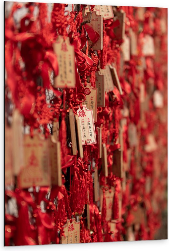 Dibond - Rode Sleutelhangers met Chinese Tekens aan een Muur - 80x120 cm Foto op Aluminium (Met Ophangsysteem)