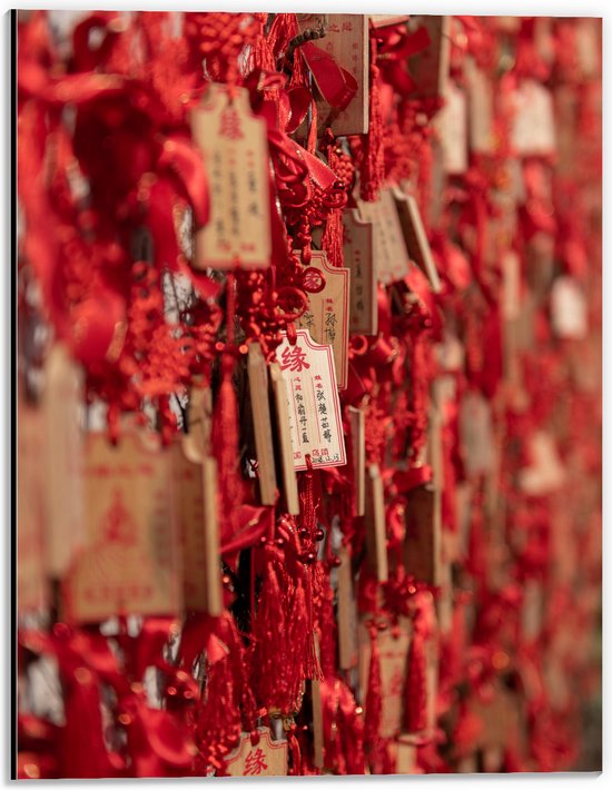 Dibond - Rode Sleutelhangers met Chinese Tekens aan een Muur - 30x40 cm Foto op Aluminium (Wanddecoratie van metaal)