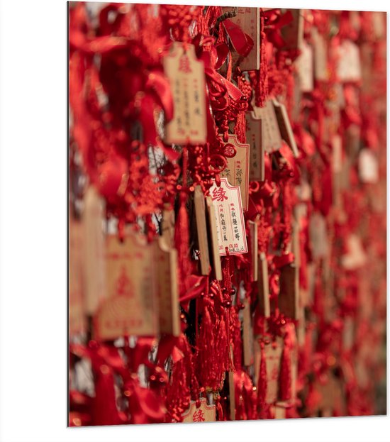 Dibond - Rode Sleutelhangers met Chinese Tekens aan een Muur - 75x100 cm Foto op Aluminium (Wanddecoratie van metaal)
