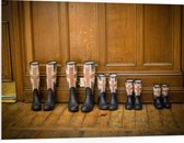 PVC Schuimplaat- Laarzen op Rij met Engelandse Vlag - 100x75 cm Foto op PVC Schuimplaat