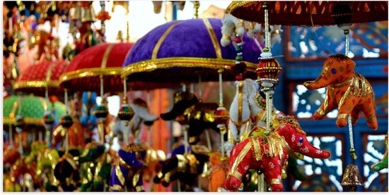 Poster Glanzend – Traditionele Olifantjes aan Lampionnen op Buitenlandse Diwali Markt - 100x50 cm Foto op Posterpapier met Glanzende Afwerking
