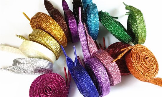 Groep opgerolde glitterveters in diverse kleuren zoals goud, paars, groen, rood en blauw.