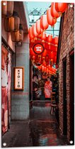 Tuinposter – Smalle Straat Versierd met Rode Lampionnen in Tokyo - 50x100 cm Foto op Tuinposter (wanddecoratie voor buiten en binnen)