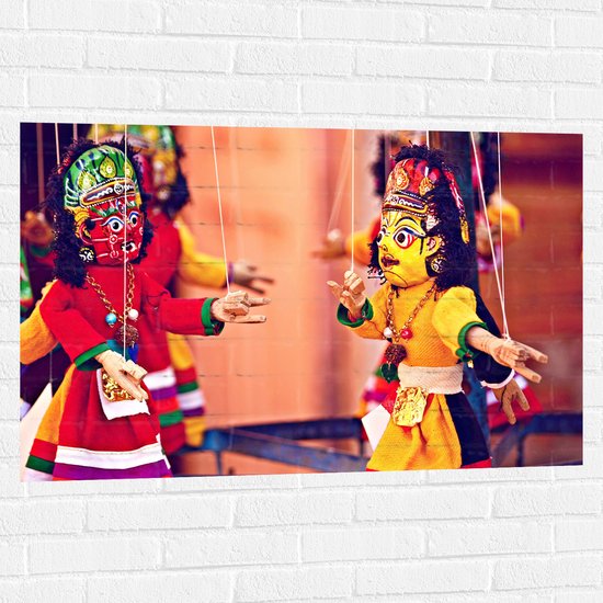 Muursticker - Rode en Gele Marionette Poppen met Maskers - 105x70 cm Foto op Muursticker