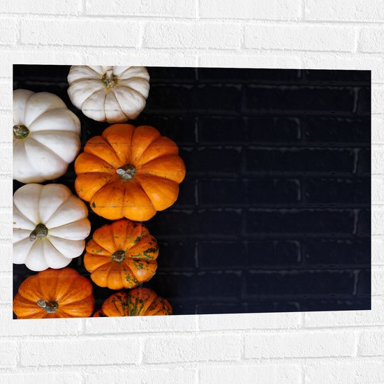 Muursticker - Wit met Oranje Pompoenen op Zwarte Achtergrond - 80x60 cm Foto op Muursticker