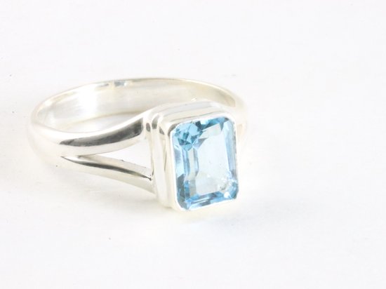 Hoogglans zilveren ring met blauwe topaas - maat 17.5