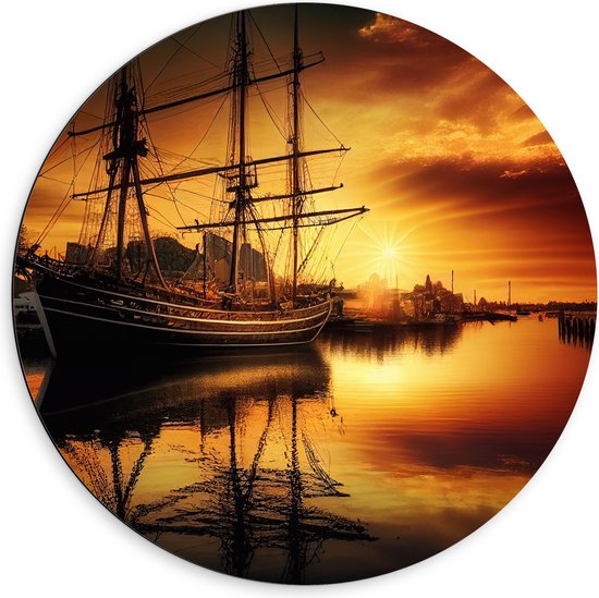 Dibond Muurcirkel - Zonnestralen van Zonsondergang op Zeilschip op het Water - 60x60 cm Foto op Aluminium Muurcirkel (met ophangsysteem)