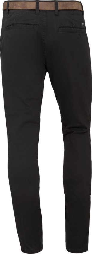 Zwarte chino, van achteren gezien, met een bruine riem.