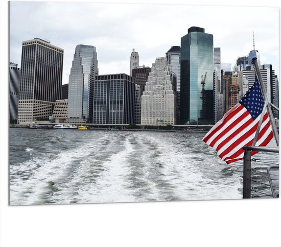 Dibond - Amerikaanse Vlag aan Boot met Uitzicht op Hoge Gebouwen - 100x75 cm Foto op Aluminium (Wanddecoratie van metaal)